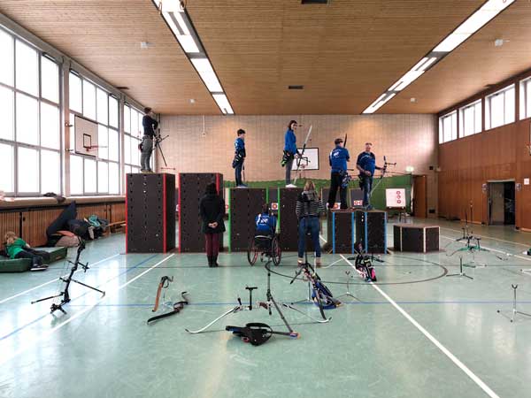 Feldbogentraining in der Halle mit Parkour-Elementen