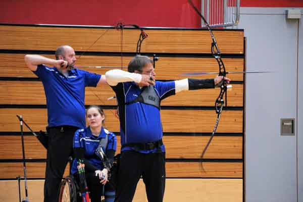Recurve- und Compound-Schützen in der Halle